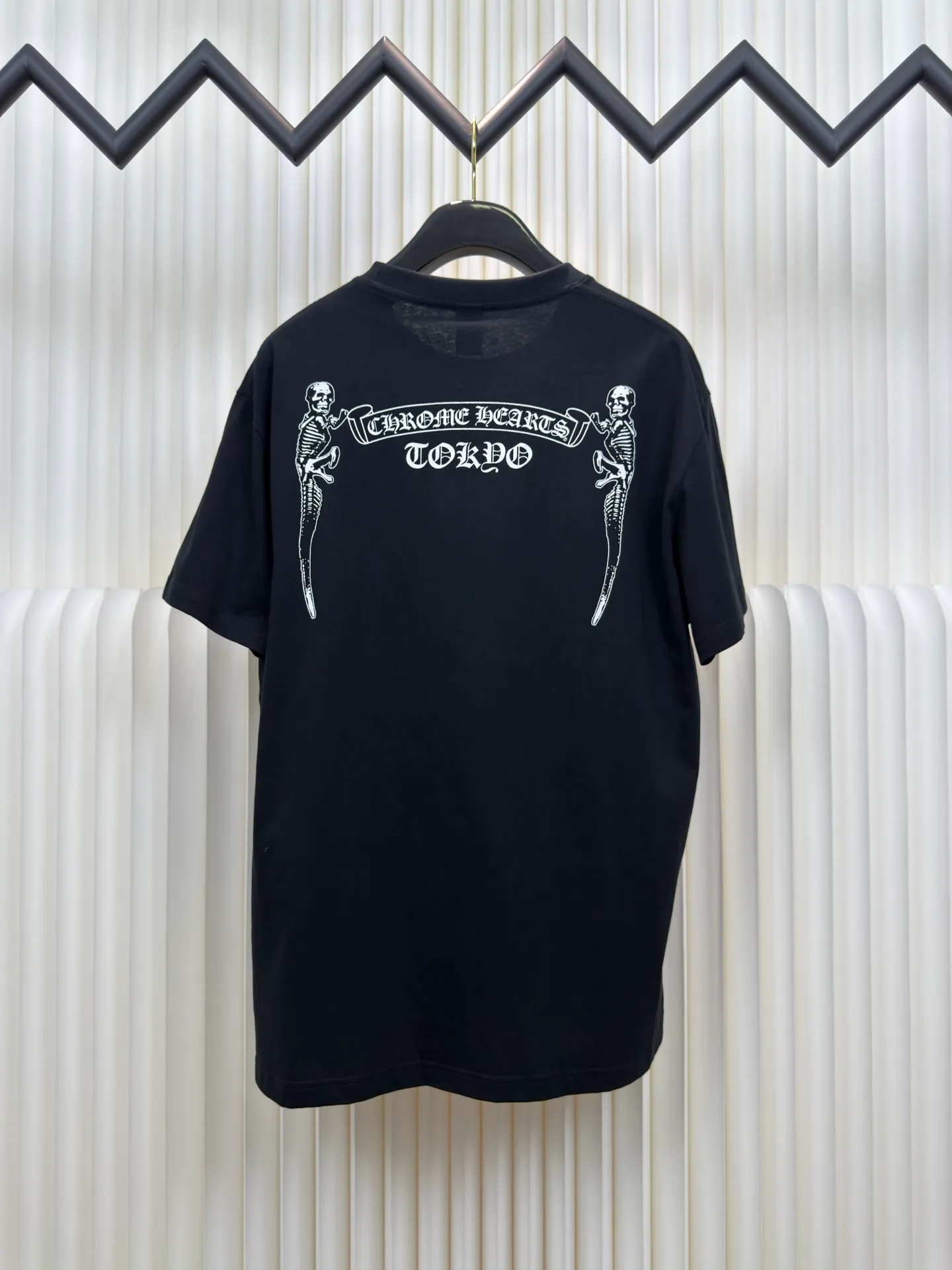 P240 Chrome Hearts/foti Lizard Man Scroll Short Sleeves Authentic Open Edition - Physical Counter - Top Luxury Quality 🆚 Instant sale of all editions on the market. The fabric is made of 26 weave 200 grams cotton. The printing is made of hand glue printing. Customized accessories. Size S M L